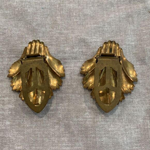 Leaf like design clip earrings. Dramatic vintage - Picture 2 of 2